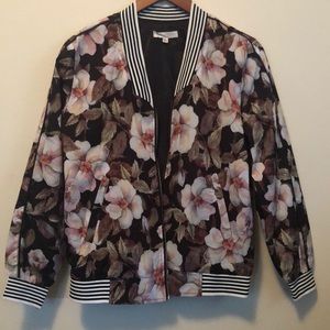 Small flower bomber